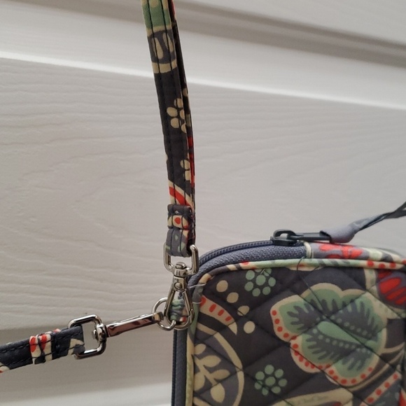 Vera Bradley All in One Crossbody Bag/ wristlet in Nomadic Floral - Picture 4 of 9